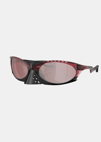 Lunettes de soleil Homme Oakley Plantaris Basecamp transparent iron red avec cache-nez noir vue de trois-quarts