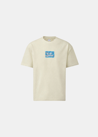 Packshot de face d'un t-shirt col rond en jersey de coton beige C.P. Company avec logo brossé bleu sur le torse.