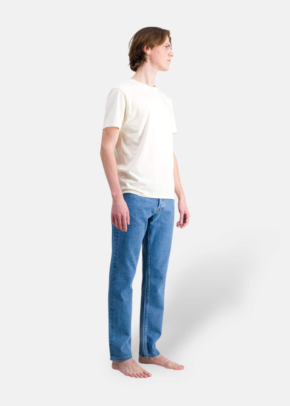 Ateliers de nimes jean dn20 porté en silhouette avec tshirt blanc. Sa coupe droite mise en valeur.