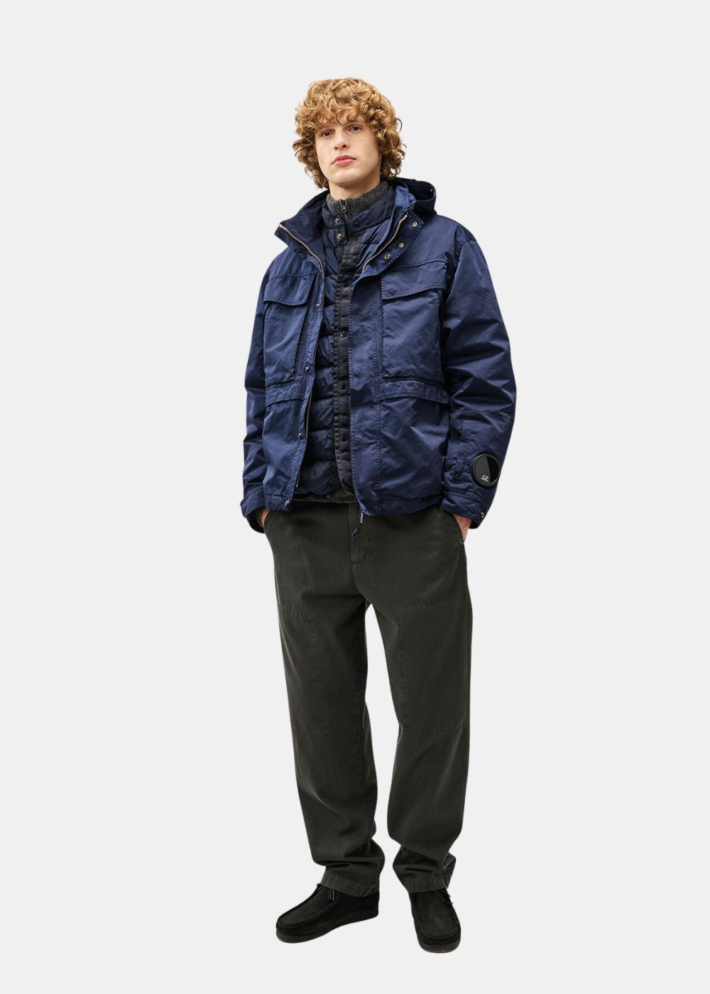 Mannequin homme portant la veste technique C.P. Company Mille bleue avec un pantalon sombre ouverte avec sa doublure