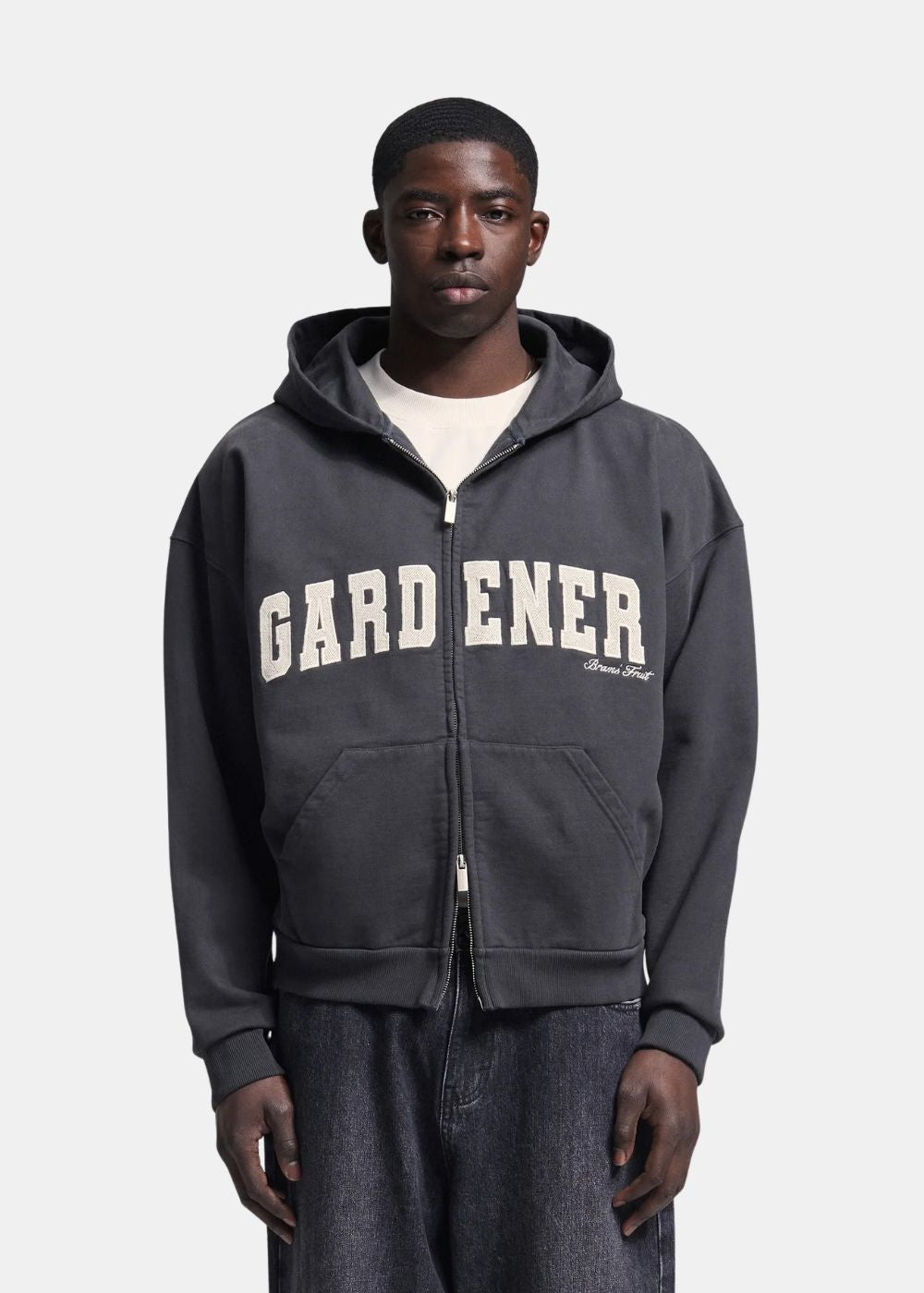 Mannequin homme portant le sweat à capuche zippé Bram's Fruit Gardener noir délavé coupe boxy.