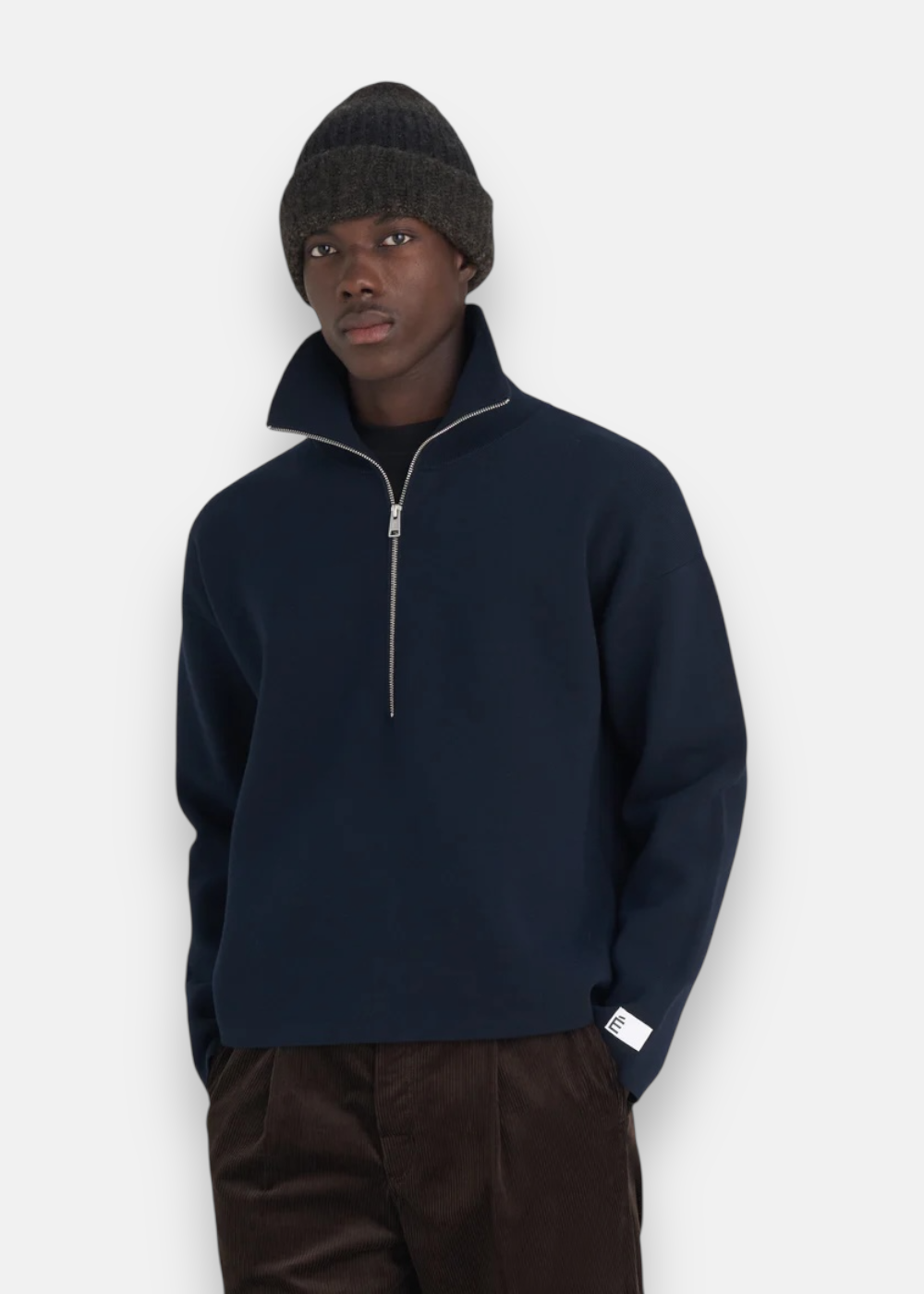 Pull etudes studio bleu marine avec zip porté par un mannequin