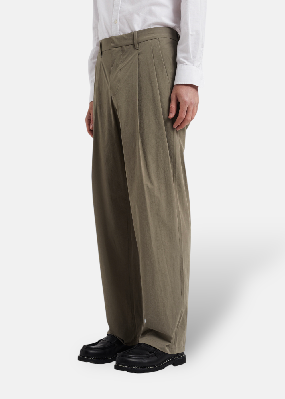 Pantalon léger Norse Projects porté avec style – Purple Store