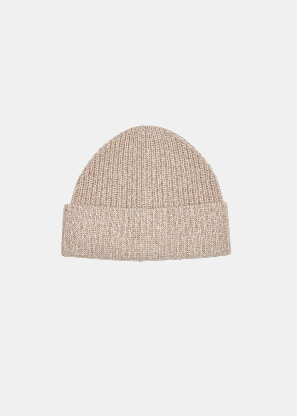 Vue de profil du bonnet A.P.C. beige montrant l'étiquette tissée Rue Madame sur le revers.