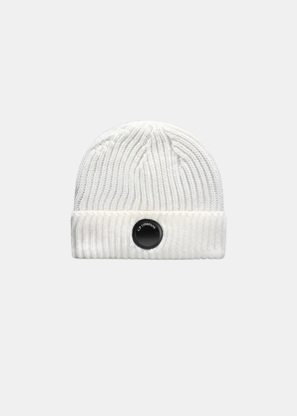 Porté de face d'un bonnet blanc côtelé C.P. Company avec la Lens noire, sur un polo en maille noir texturé.