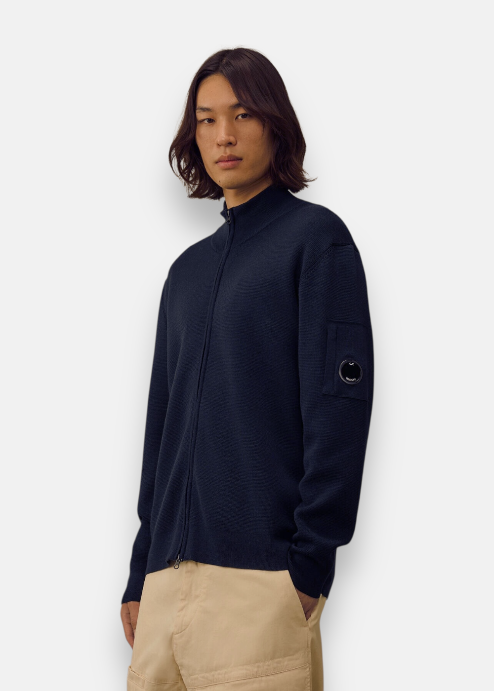 Homme portant le cardigan C.P. Company Re-Wool bleu marine zippé, laine et polyester recyclé, vue de face.
