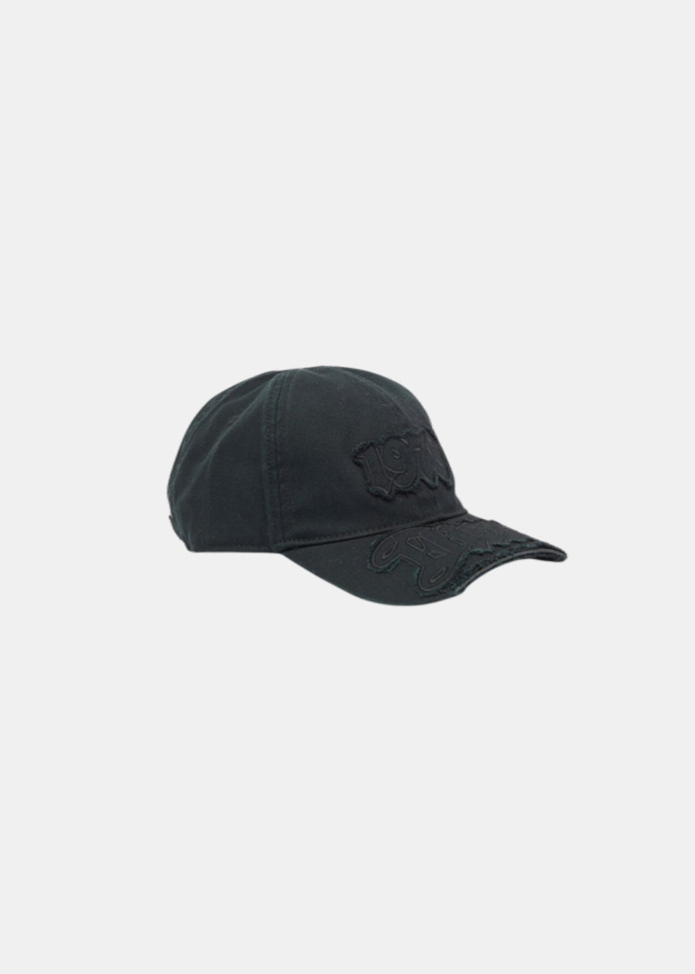 Packshot de trois quarts d'une casquette baseball noire Diesel C-renel avec appliqué effiloché sur le devant et visière vieillie.