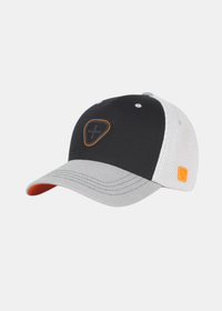 cette photo montre la casquette gertrude 2 tones coloris noir et gris et met en avant son logo orange sur le coté.