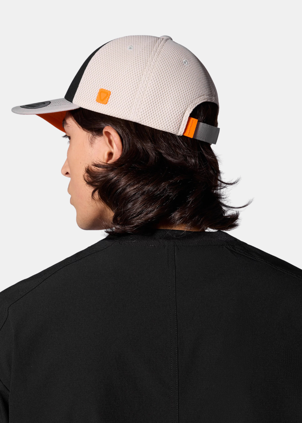 cette photo montre la casquette gertrude 2 tones coloris noir et gris sur un mannequin de dos
