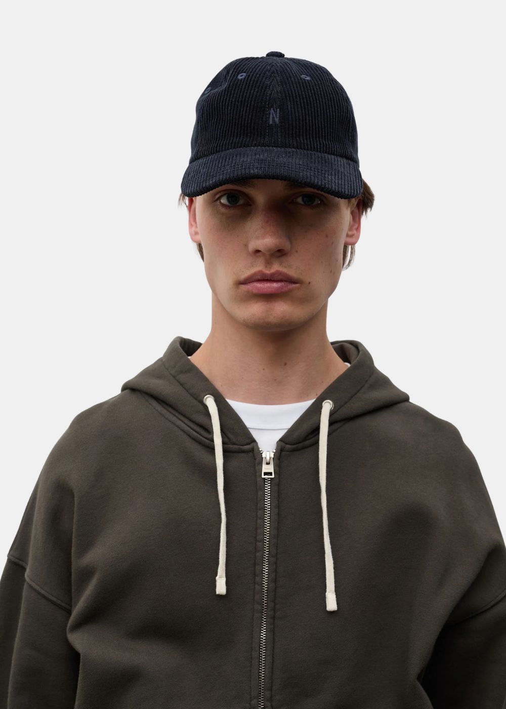 Vue de face portée de la casquette en velours côtelé bleu marine Norse Projects Sports Cap avec logo N brodé