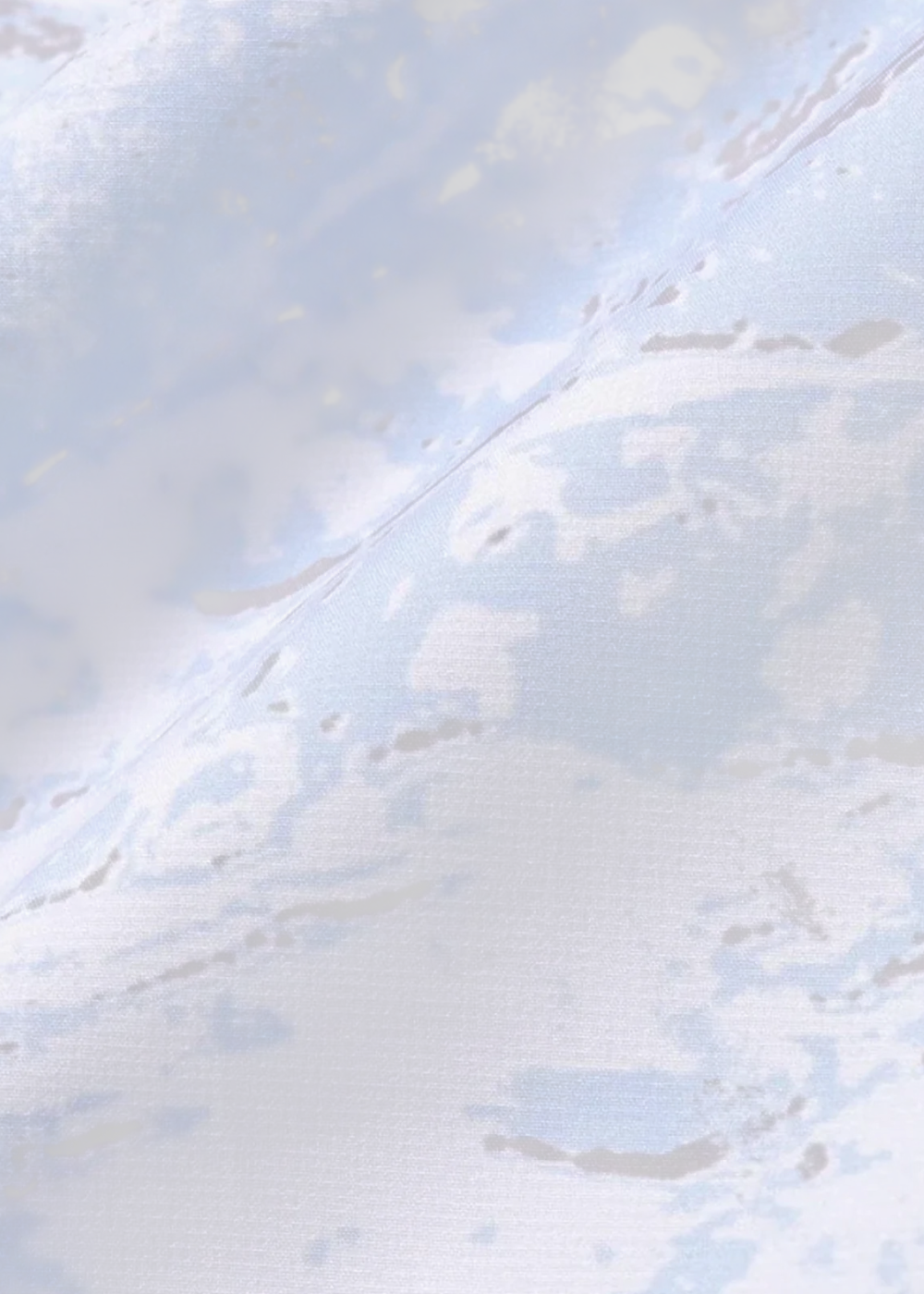Gros plan sur le tissu ultra léger déperlant de la chemise And Wander, montrant l'imprimé marbré.