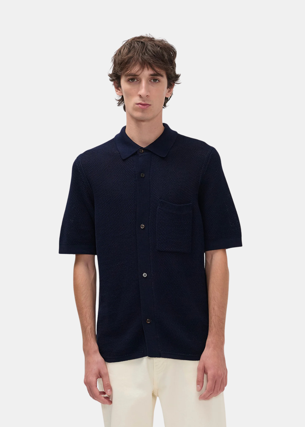 Porté de la chemise Homme Norse Projects marine en maille sur un mannequin, vue de face.