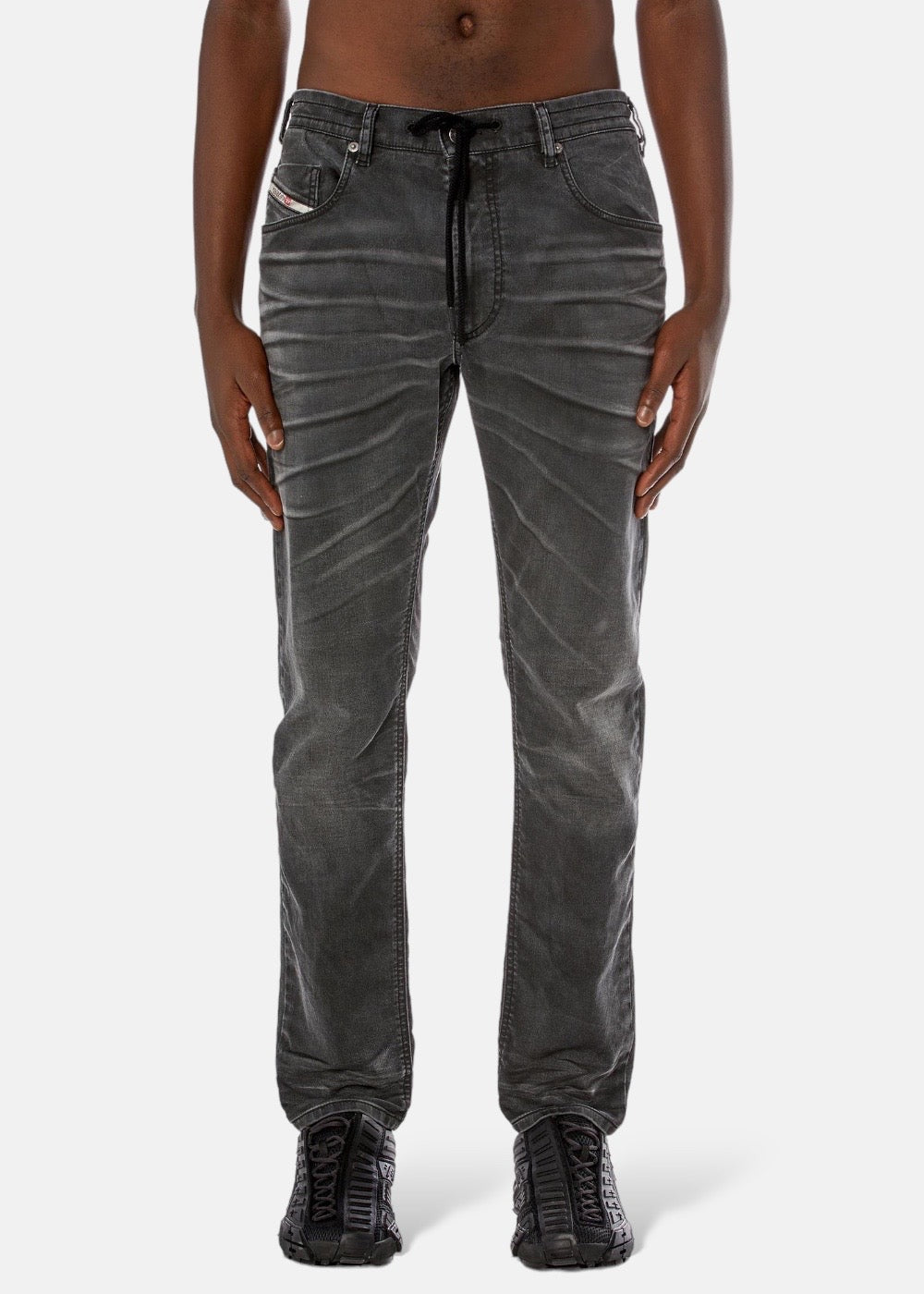 vue de face du diesel jogg jeans d-krooley gris
