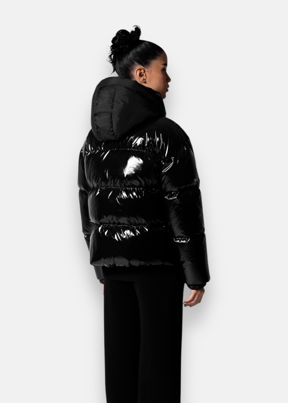 doudoune gertrude noire pour femme de dos en détail 