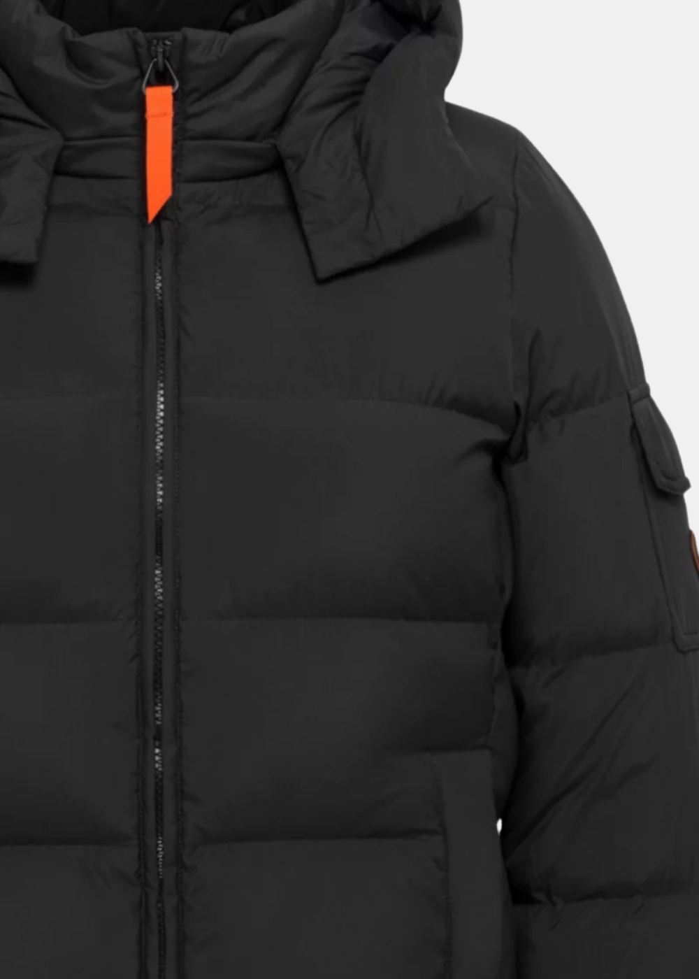 Gros plan sur le col montant et la fermeture éclair avec tirette orange de la doudoune Gertrude