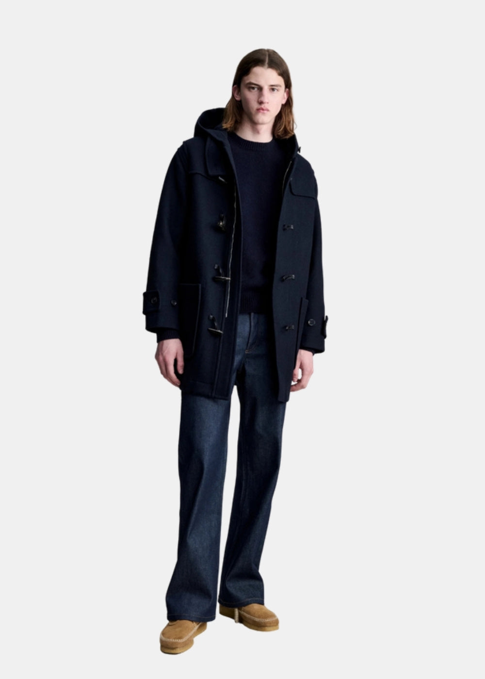 Porté en pied de face d'un duffle coat A.P.C. Luis en laine marine, avec capuche, brandebourgs et coupe droite.