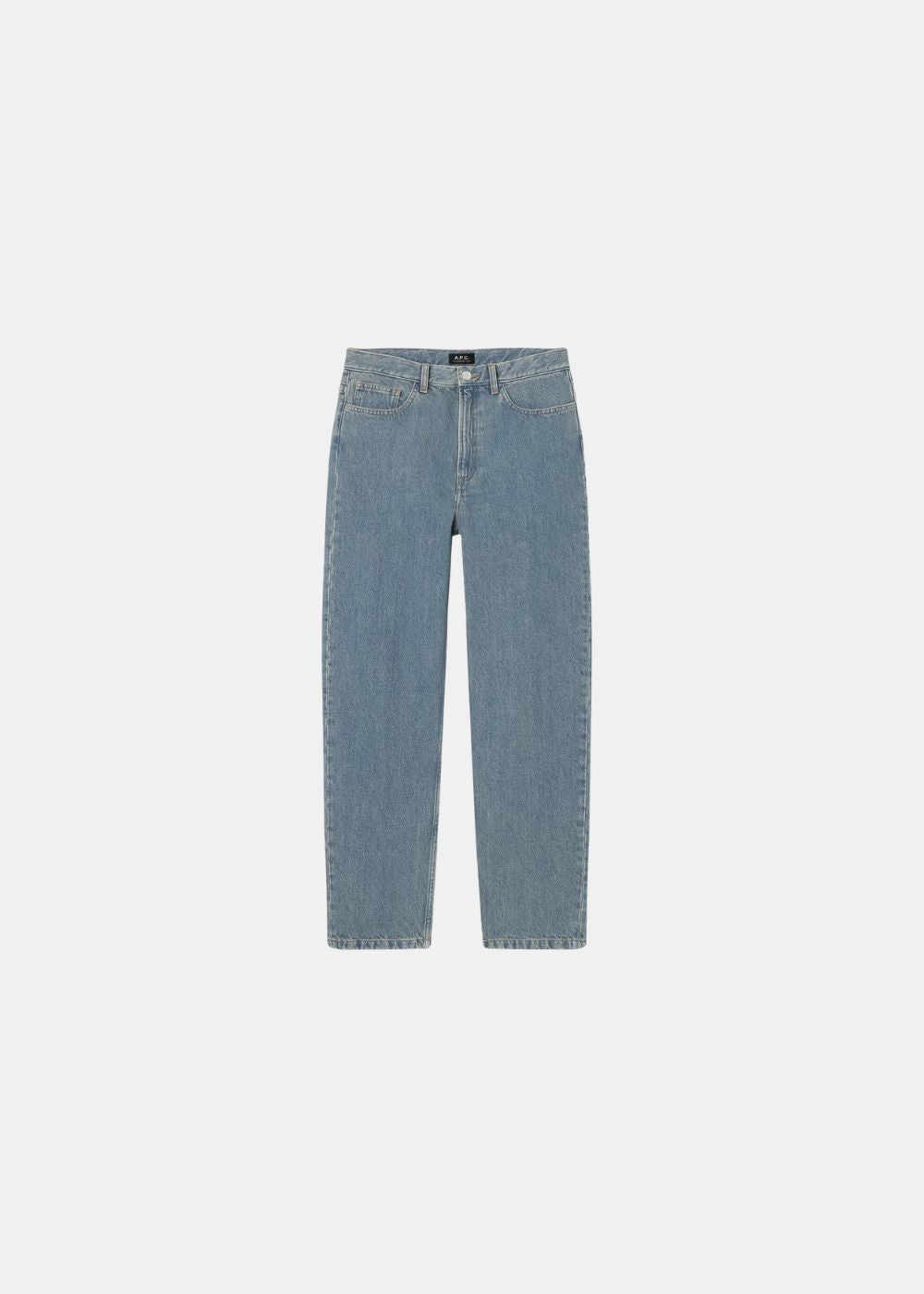 Packshot de face du jean en coton bleu délavé A.P.C. avec surpiqûres caramel.