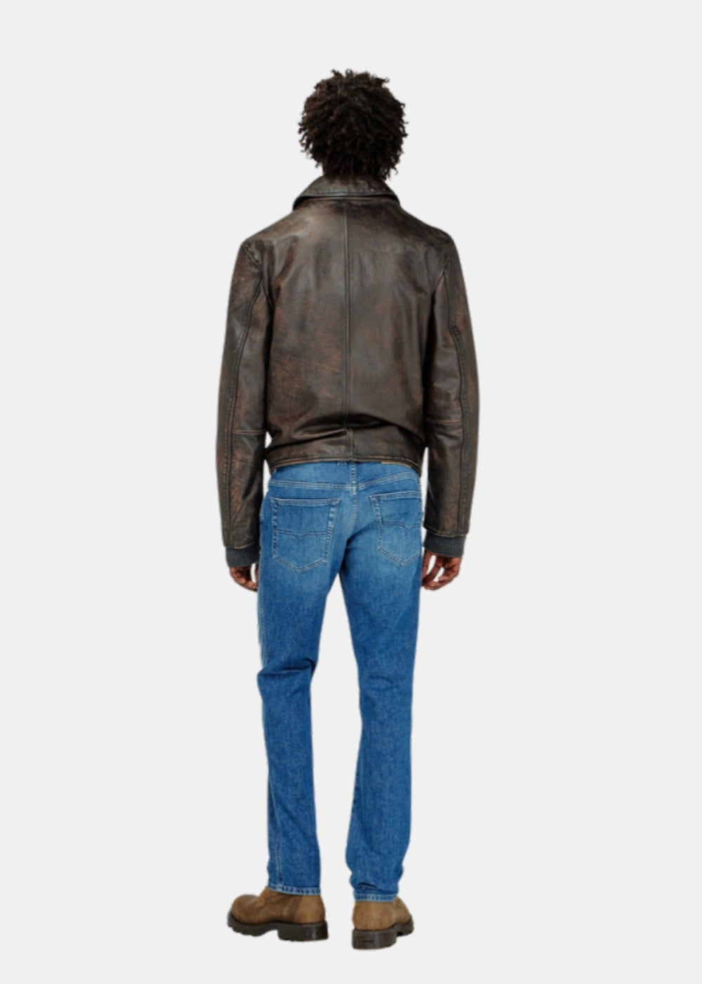 Porté de dos d'un jean slim bleu Diesel D-vyl 1993 avec blouson en cuir brun, montrant la coupe et le délavage.
