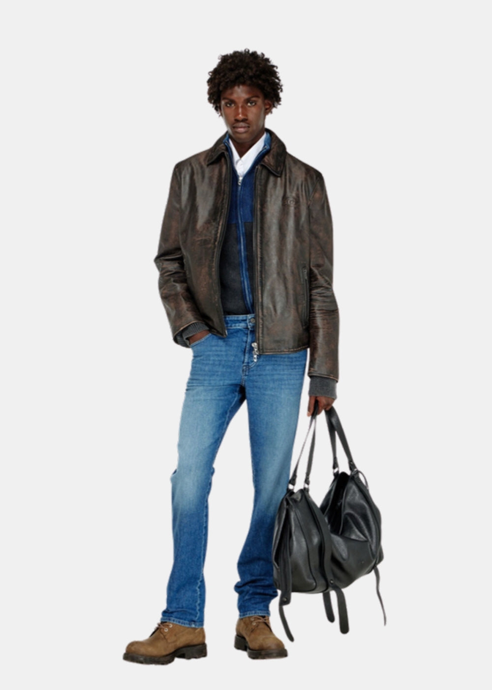 Porté de dos d'un jean slim bleu Diesel D-vyl 1993 avec blouson en cuir brun, montrant la coupe et le délavage.