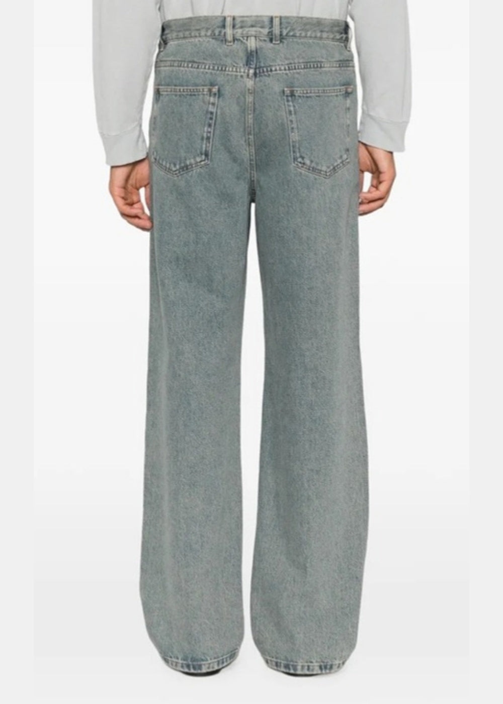 Porté de dos d'un jean A.P.C. IAL bleu délavé montrant les poches arrière et la coupe droite du denim.