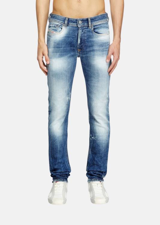 Jeans Diesel 1979 Sleenker skinny bleu foncé portés par un homme, vue de face. Détail de la décoloration et de la coupe ajustée.