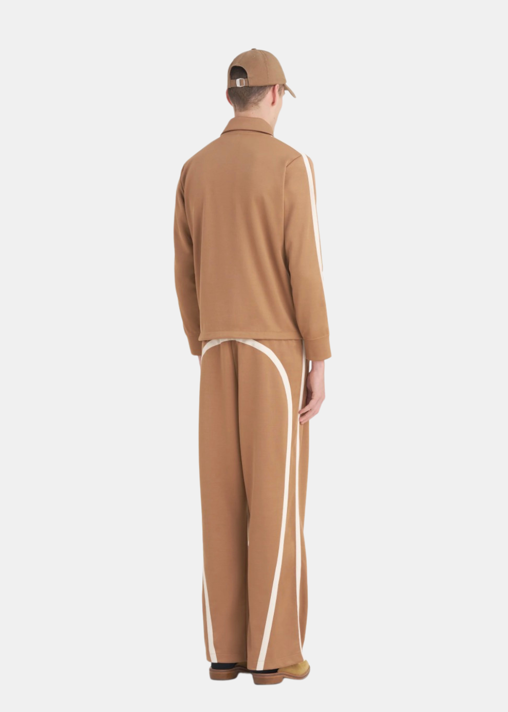 Mannequin homme portant la veste de survêtement Études Studio marron de dos  avec bandes appliquées sur les manches ainsi que le pantalon du même  style que la veste .