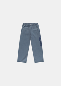 Packshot de face du pantalon de survêtement bleu délavé Arte Antwerp avec logo pochoir sur la jambe.