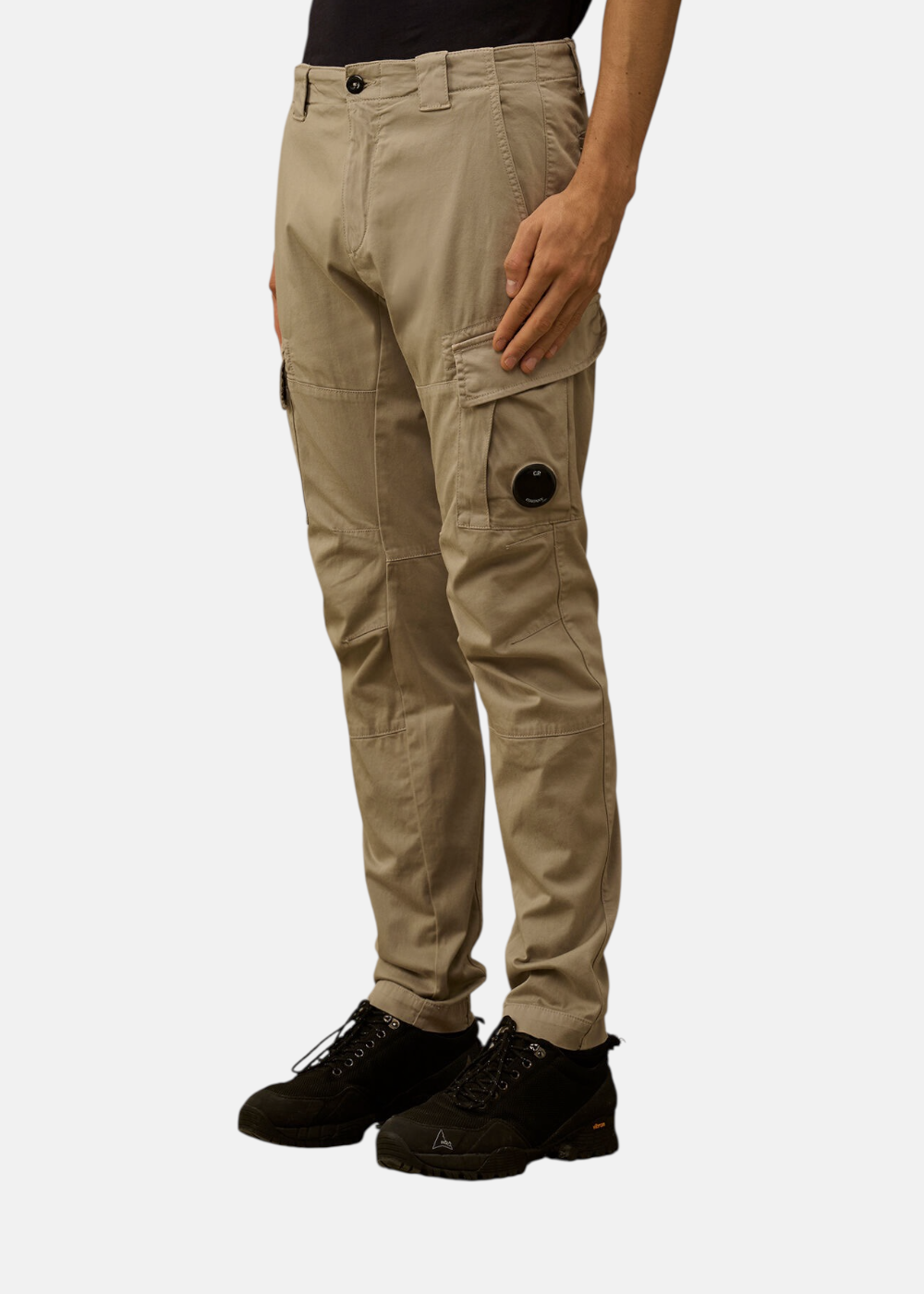 Zoom sur le pantalon cargo beige C.P. Company porté de profil avec focus sur la poche latérale