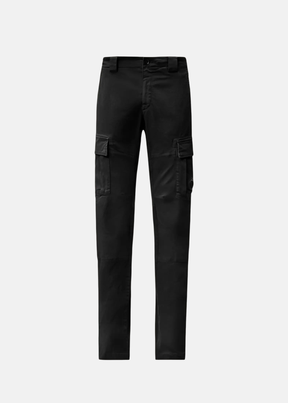 Packshot de face sur fond blanc d un pantalon cargo noir en satin de coton stretch CP Company avec poches cargo latérales