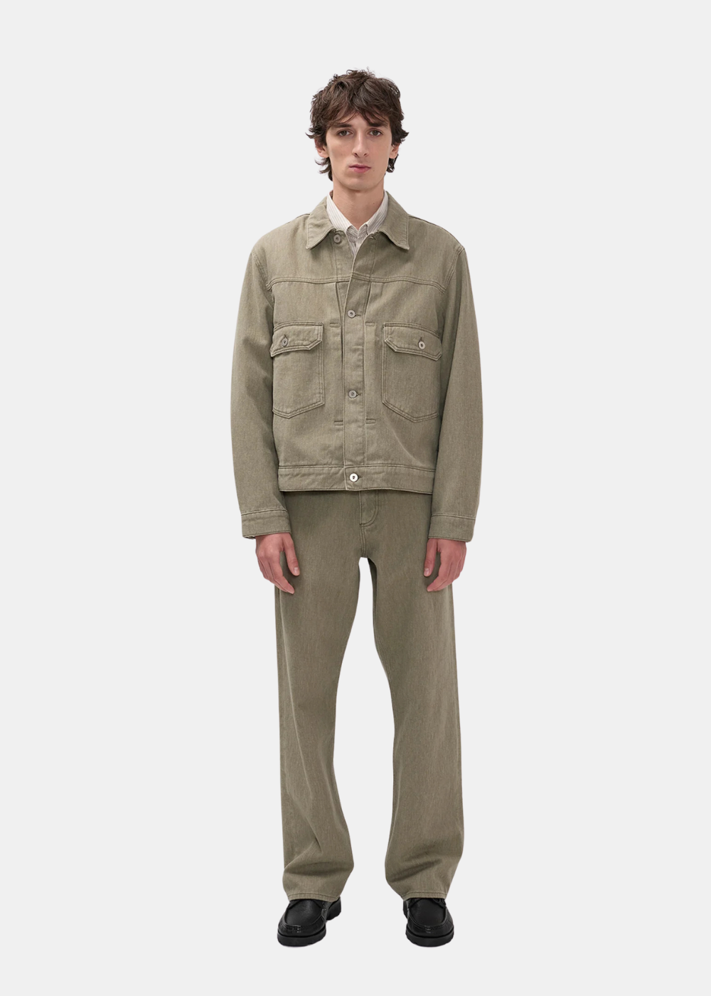 Look complet avec veste et pantalon Homme Norse Projects en twill kaki assortis portés par un mannequin