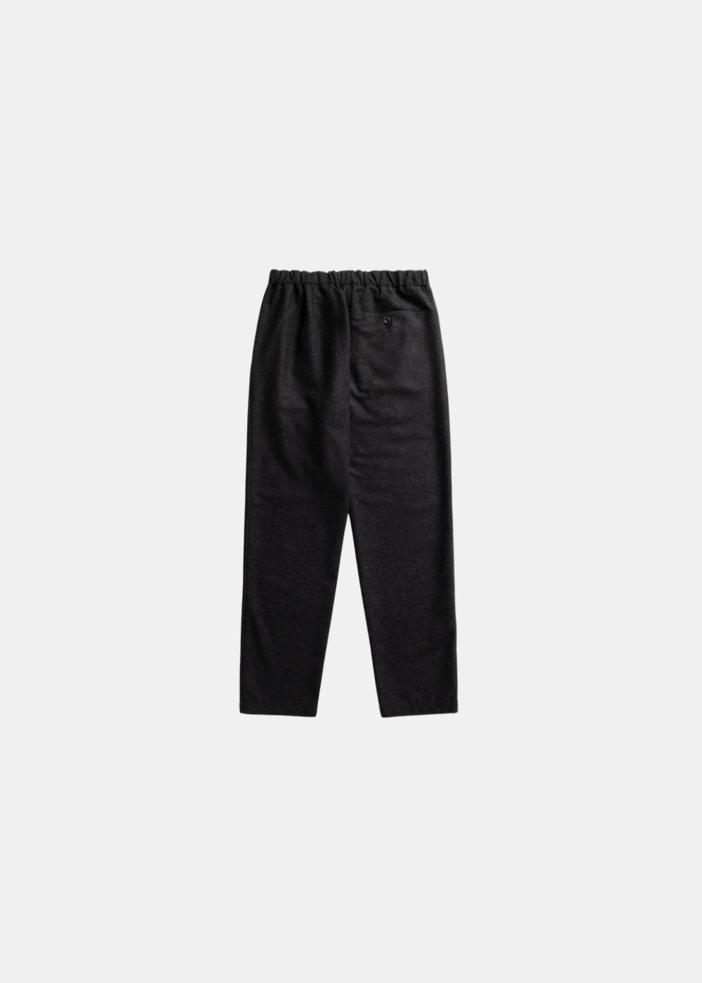 Packshot de dos d'un pantalon regular gris anthracite Norse Projects Trysil montrant la taille élastiquée et la jambe droite.