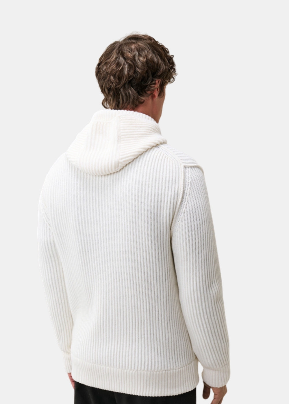 Porté de dos d'un pull à capuche zippé blanc C.P. Company montrant la capuche et la coupe droite de la maille.