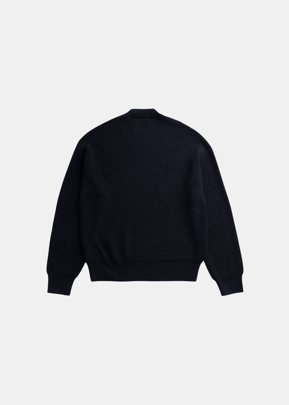 Vue de dos à plat du pull en maille gaufrée laine mérinos bleu marine Norse Projects