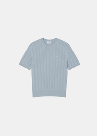 Packshot du pull à manches courtes bleu clair texturé Lacoste avec col rond et logo crocodile