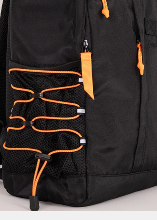Gros plan sur la poche latérale en filet à cordons de serrage orange et les tirettes de zip du sac à dos Gertrude