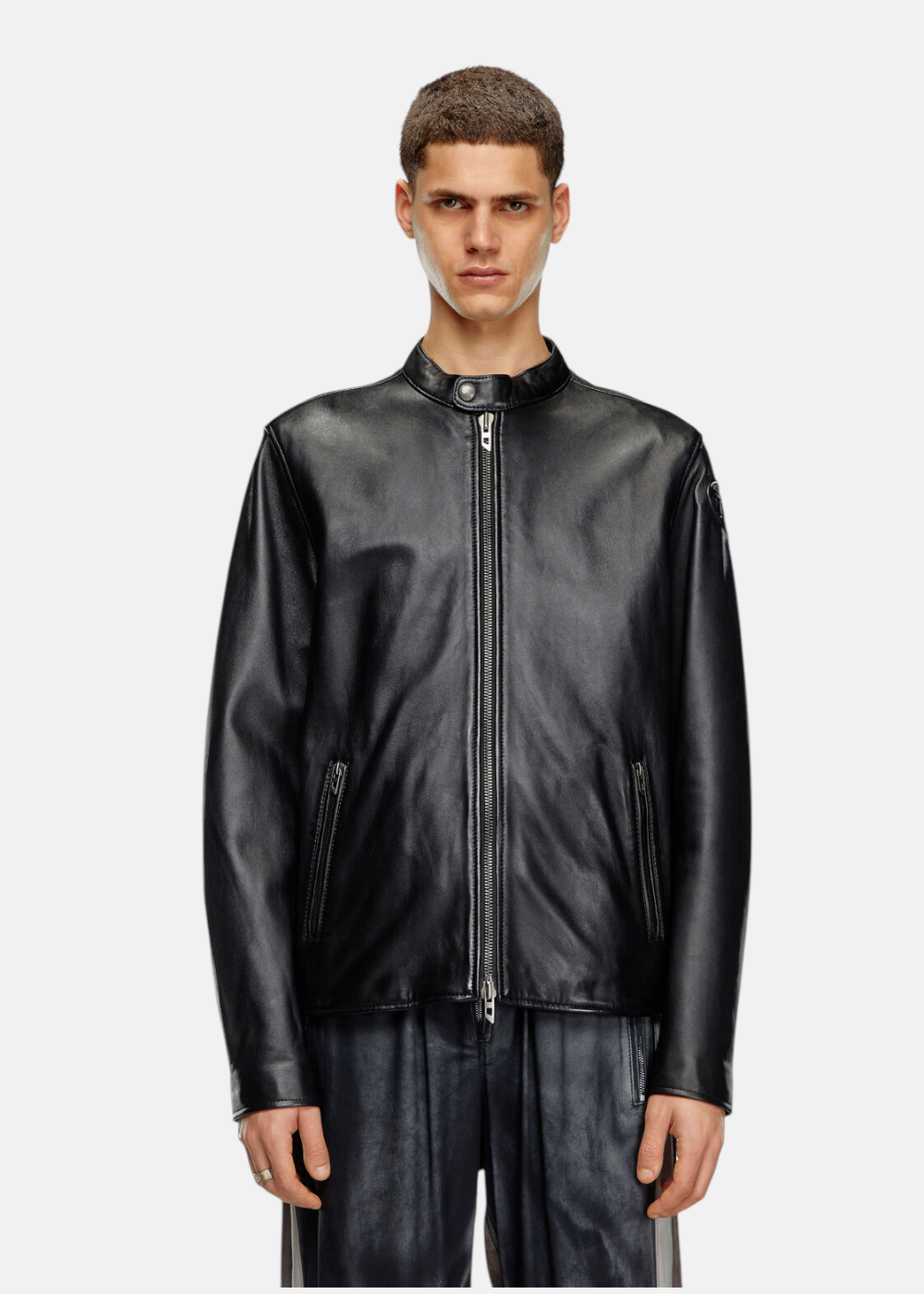 vue de face de la veste en cuir Diesel col biker portée par un mannequin