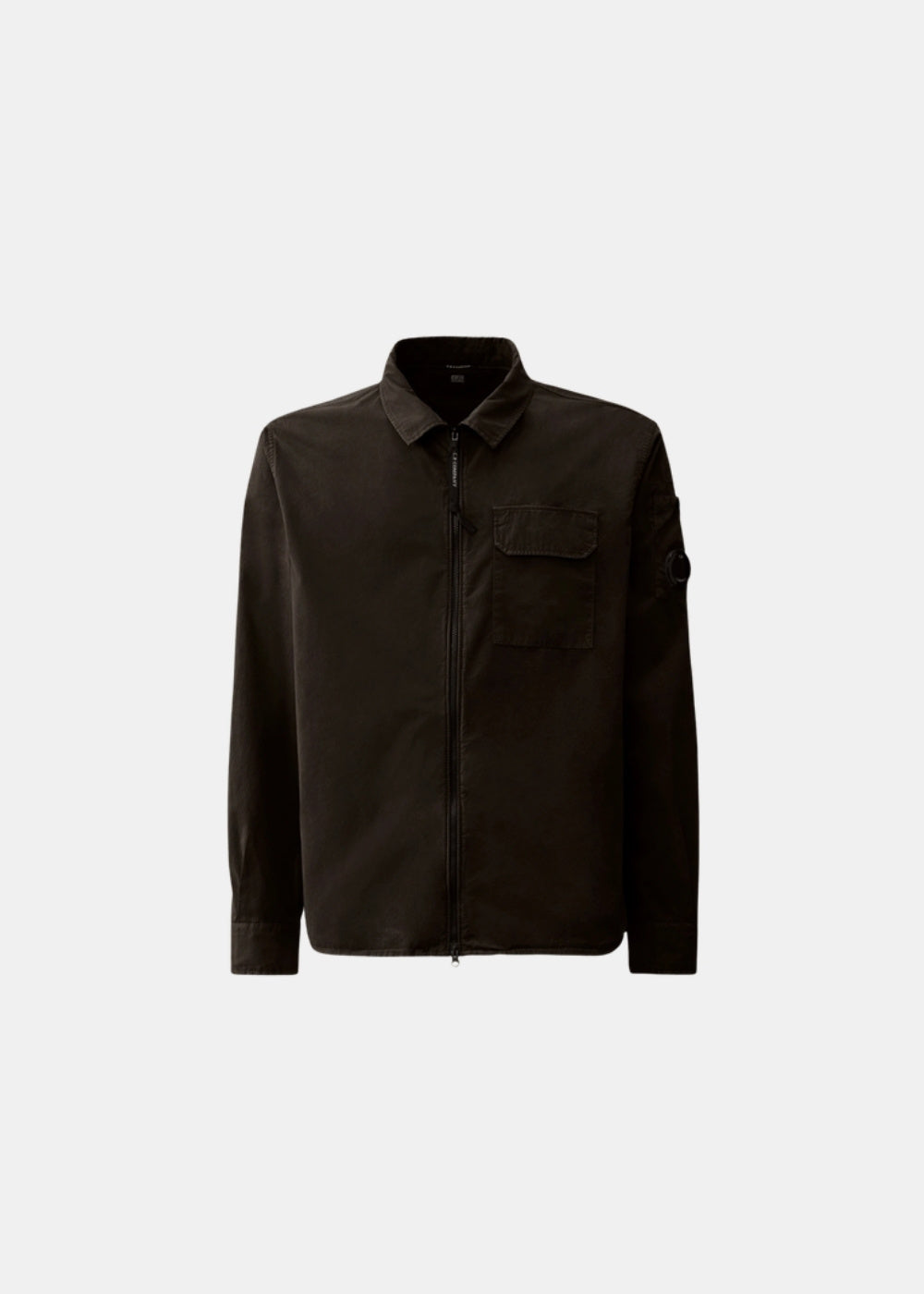 Packshot de face d'une surchemise zippée noire C.P. Company en gabardine avec col classique, poche poitrine à rabat et poche manche.
