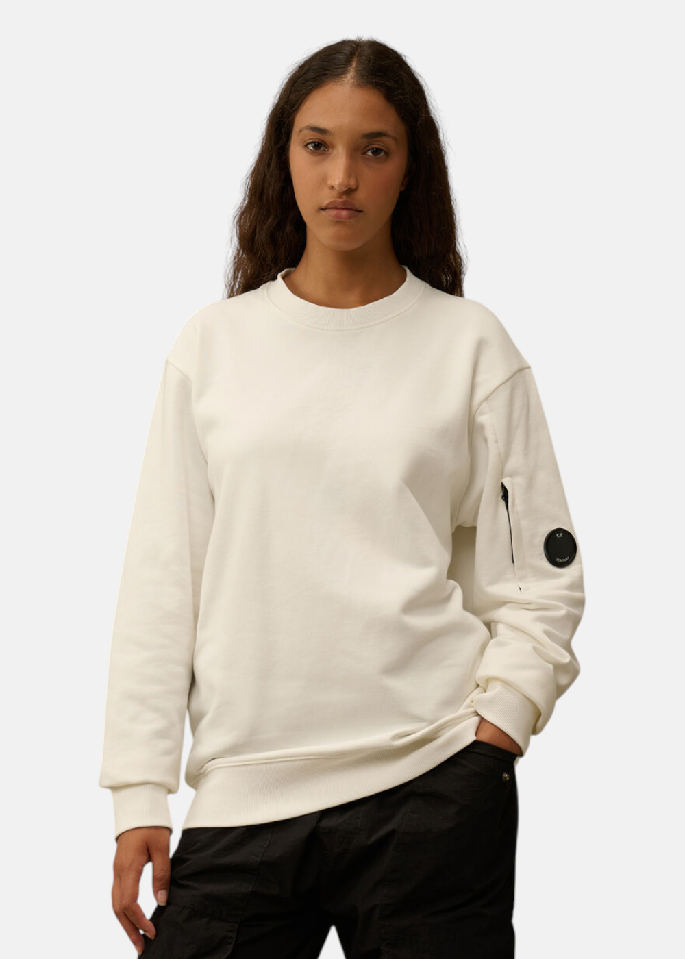 Femme portant le sweat C.P. Company col rond blanc cassé en molleton.