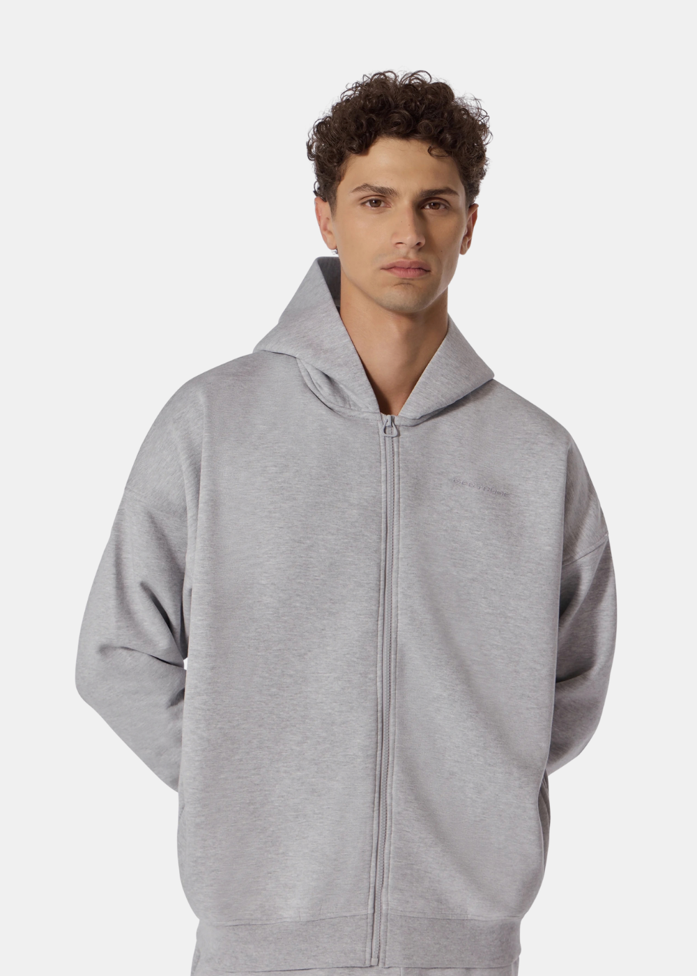 Sweat zippé à capuche Homme Gertrude Titusw oversize gris chiné porté vue de face   