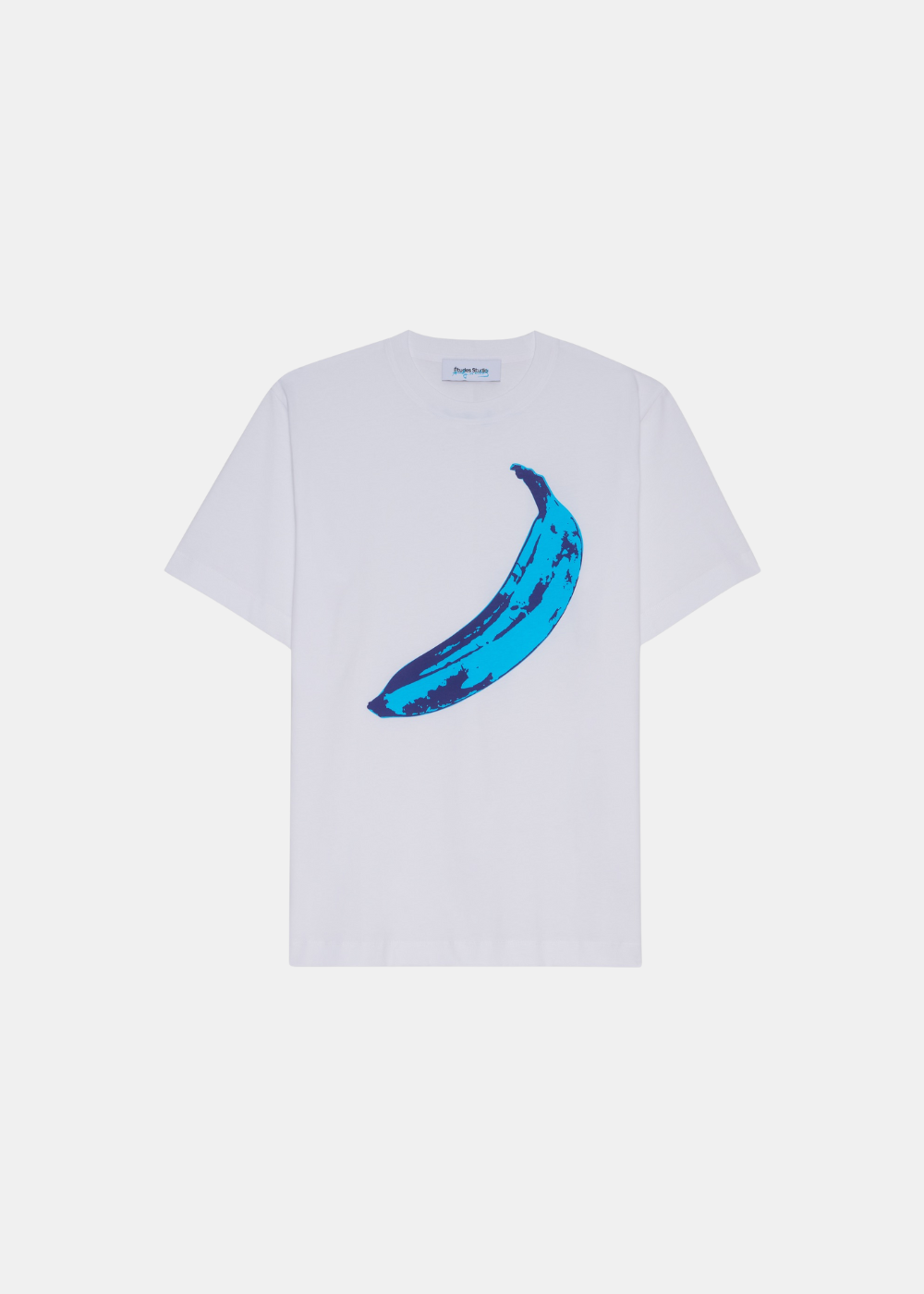 T-shirt blanc Études Studio en coton biologique avec l'imprimé iconique banane bleue Andy Warhol sur le devant.