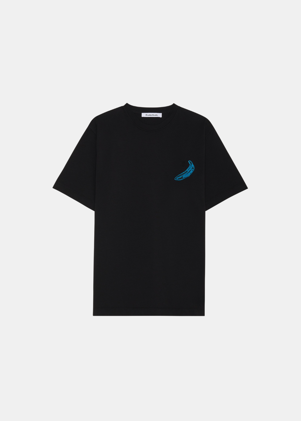 T-shirt Études Studio anthracite avec patch brodé "Wonder Banana" bleu (Andy Warhol) sur la poitrine.