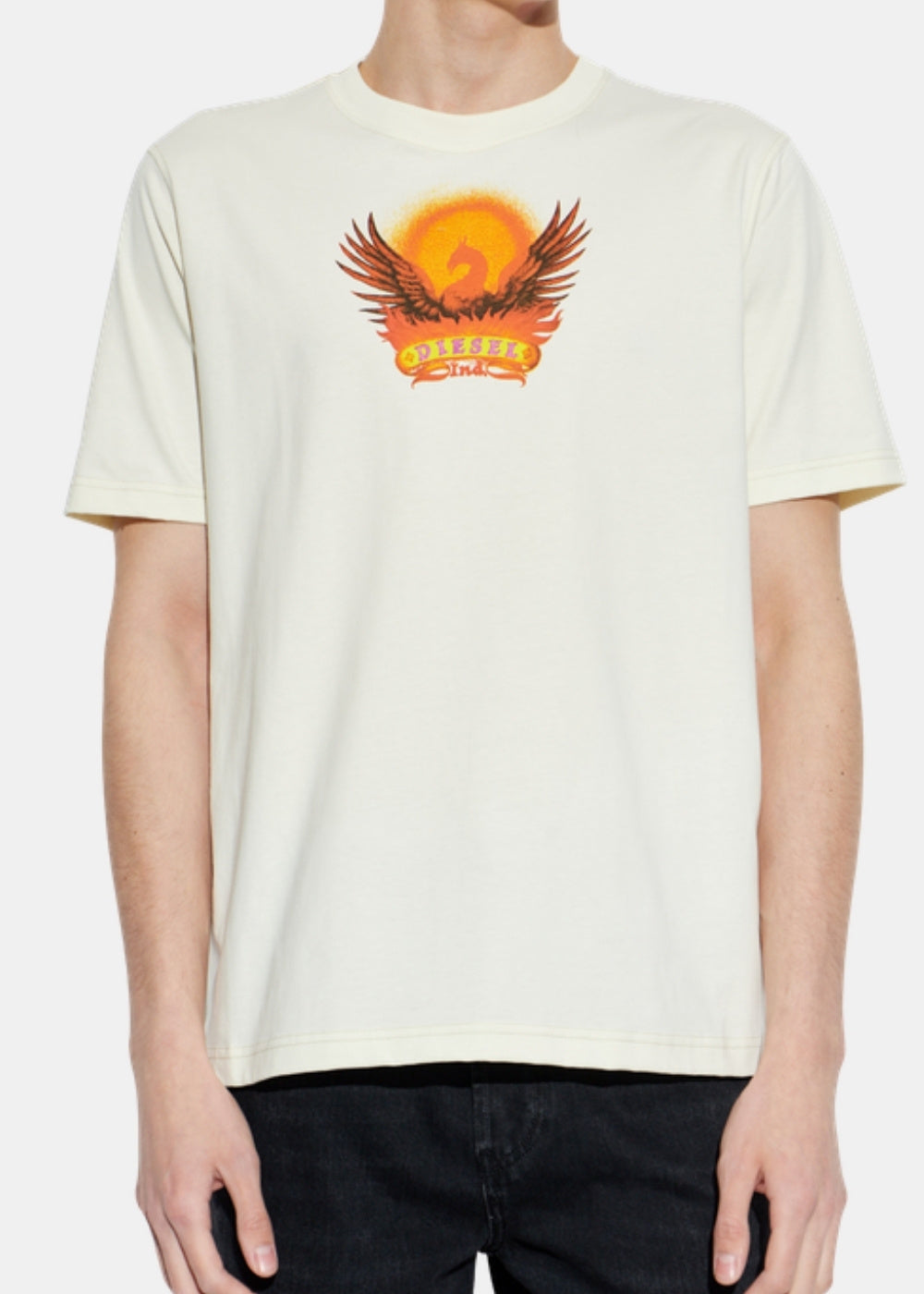 Porté de face d'un T-shirt beige Diesel T-ADJUST-AA1 à manches courtes avec motif phénix orange centré sur la poitrine.
