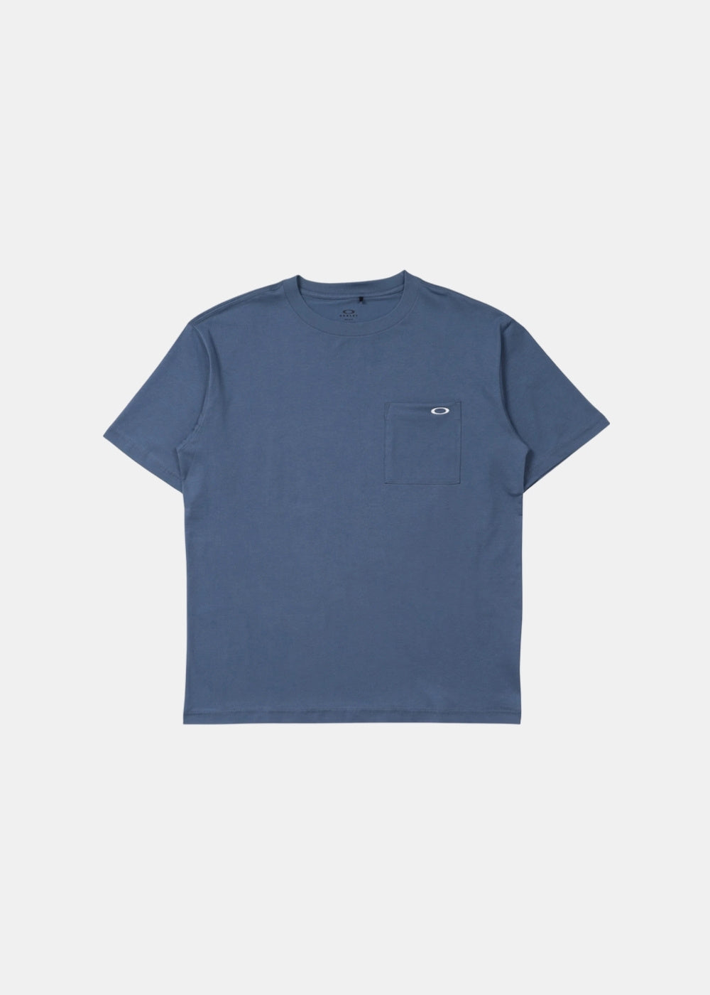 Packshot de face d'un t-shirt bleu Oakley à col rond avec poche plaquée poitrine ornée du petit logo Oakley.