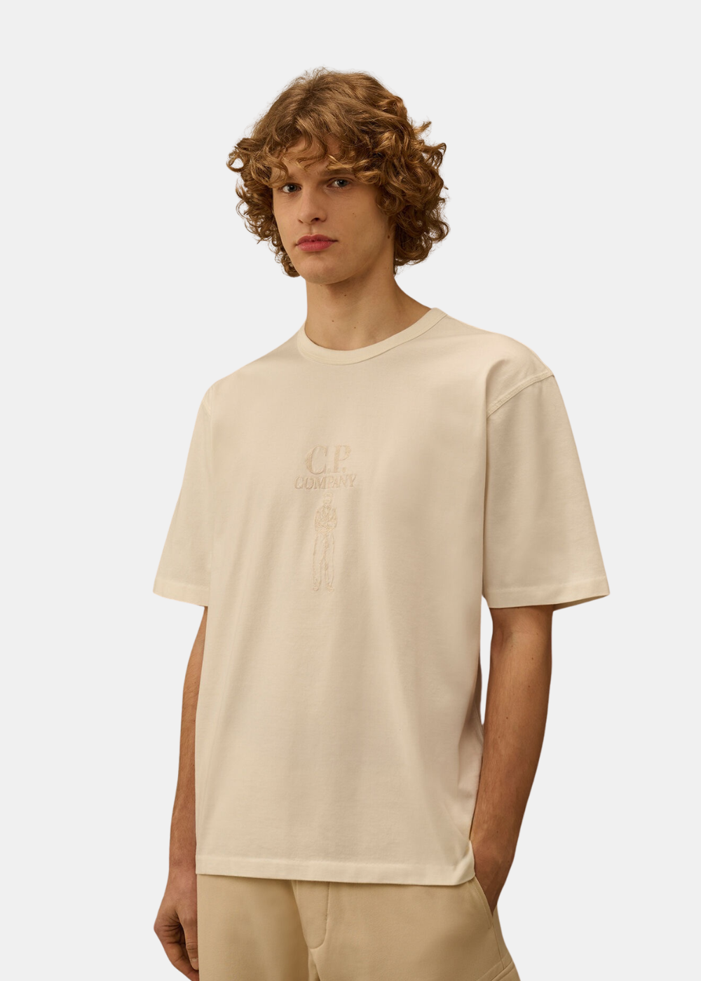 Mannequin de face portant le t-shirt en coton mercerisé blanc C.P. Company et un short cargo jaune