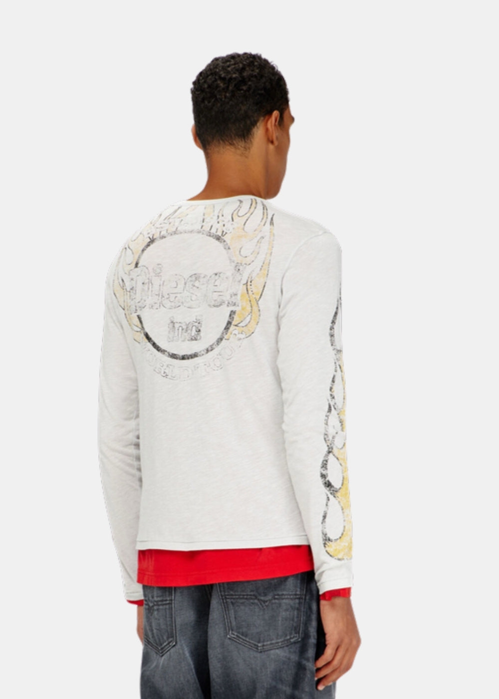 Porté de dos d'un T-shirt manches longues Diesel gris montrant le grand graphisme craquelé dans le dos et sur les manches.