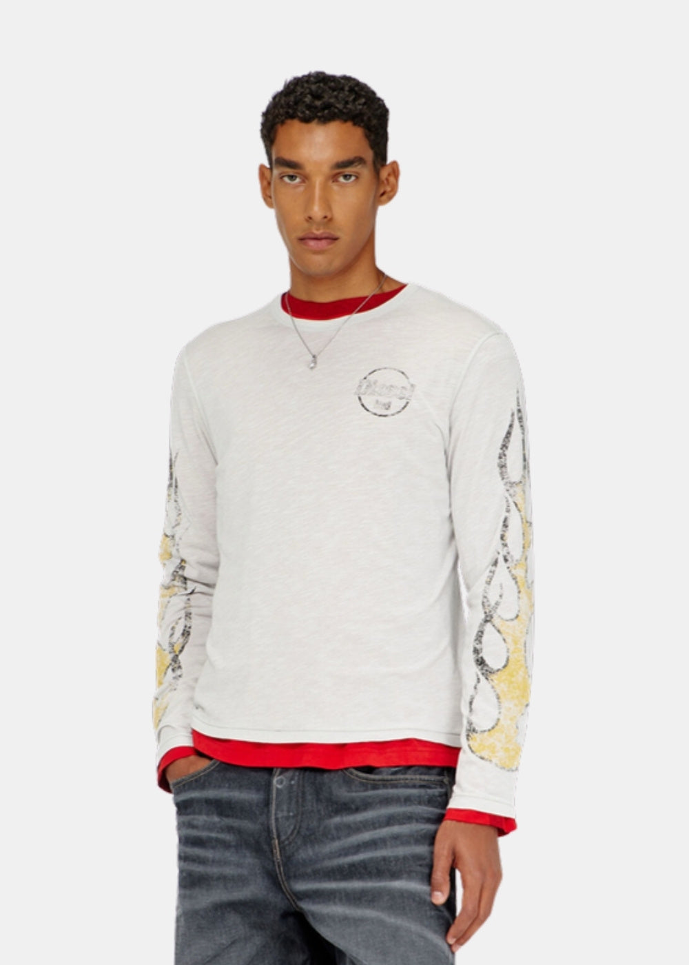 Porté de face d'un T-shirt manches longues Diesel gris à col et ourlet rouges, coupe slim, sur jean bleu délavé.