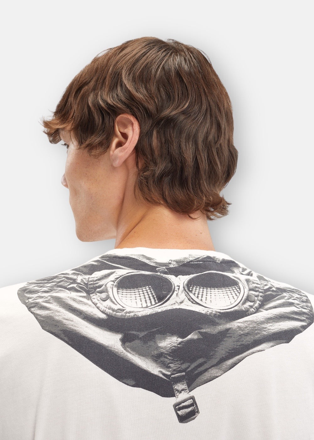 Gros plan sur l'imprimé du motif Goggle Hood sur le dos du T-shirt C.P. Company blanc.