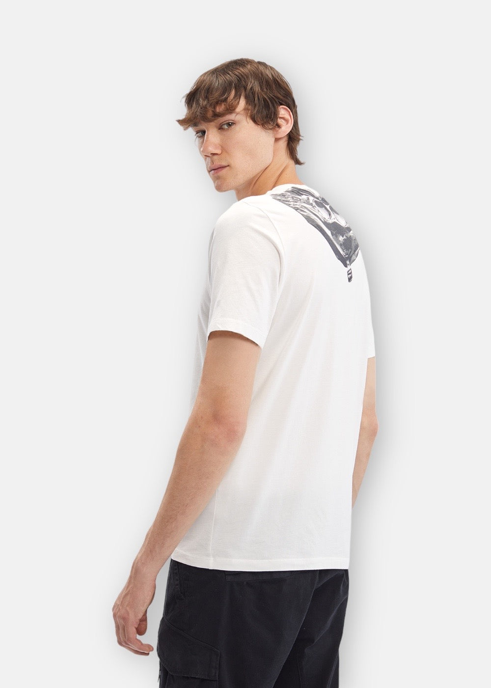 Homme portant le T-shirt C.P. Company blanc, vue de dos et profil, montrant le motif Goggle Hood.