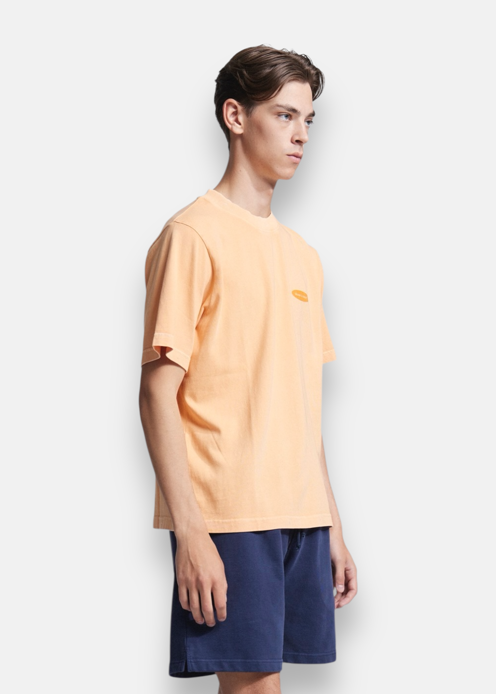 Vue de profil du t-shirt homme orange Bram's Fruit en coton lourd avec coupe relax.