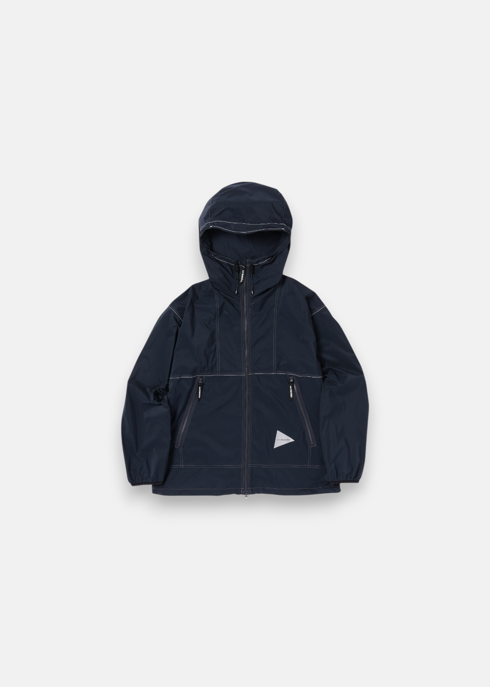 Veste à capuche And Wander Pertex® bleu marine, coutures réfléchissantes, légère et compactable pour le voyage.